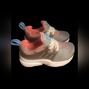 Nike Kids Sneakers in Gray and Red